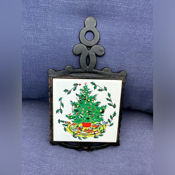 Vintage Cast Iron & Ceramic Tile Christmas Trivet Kitchen Green Tree Holiday - Picture 1 of 12